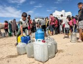 أزمة المياه تتفاقم فى النصيرات.. الفلسطينيون يصطفون من أجل نقطة حياة