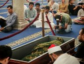 مكفنا بكسوة الكعبة.. جثمان الدكتور أحمد عمر هاشم يصل الجامع الأزهر "صور"