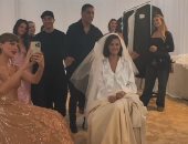 سيجارة إلكترونية في يد سيلينا جوميز تُثير الجدل.. بعد فيديو كواليس زفافها