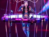 كاتي بيري تشعل بريطانيا بإطلالة فضائية في جولتها الغنائية"Lifetimes Tour"