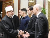 مفتى الجمهورية وإبراهيم محلب يقدمان واجب العزاء فى الدكتور أحمد عمر هاشم.. صور 