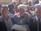 لحظة تقديم الكفن وإنهاء خصومة ثأرية خلفت 11 قتيلا بمذبحة أبو حزام قنا.. فيديو