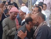 شاهد لحظة العناق الأخوى بعد إنهاء خصومة ثأرية بين عائلتى مذبحة أبو حزام بقنا