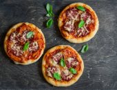 طريقة عمل المينى بيتزا المنزلية.. سهلة ومناسبة لأولادك فى المدرسة