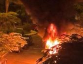 3 شباب أشعلوا النار فى 4 سيارات بالتجمع بسبب الهزار.. والأمن يضبطهم