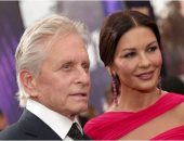 مايكل دوجلاس يغضب من زوجته كاثرين زيتا جونز بعد تصريحاتها عن ثروتهما