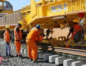 بأيد مصرية.. تنفيذ أعمال سحب ولحام قضبان القطار السريع تمهيدا للتركيب
