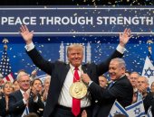 نتنياهو ينشر صورة ترامب حاملا جائزة نوبل للسلام.. ويعلق: إنه يستحقها