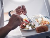 وجبة الطائرة تقتل راكبا.. قالوا له مفيش أكل نباتى سيب اللحمة وكل الباقى