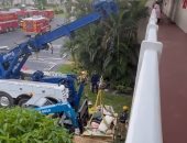 إنقاذ رجل يزن 272 كيلوجرامًا من منزله فى فلوريدا باستخدام رافعة ونش.. فيديو