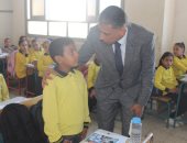 وكيل وزارة التعليم بالجيزة يستبعد مدير مدرسة لتقصيره فى العمل