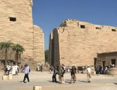 زوار العالم  يستمتعون بمعالم الأقصر الأثرية