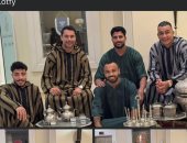 أفشة ينشر صوراً بالزي المغربي بصحبة الصقر والسد العالى