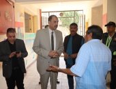 محافظ سوهاج يتفقد مستوى الخدمات بمدارس ومصالح قريتي الشباتية وعرابة أبو الدهب