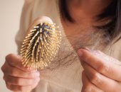 3 أخطاء فى أسلوب حياتك ممكن تسبب تساقط الشعر.. منها تسريحة مشهورة