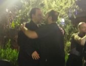 بدء عزاء والد زوجة الفنان هشام إسماعيل.. ومحمد على رزق أول الحاضرين
