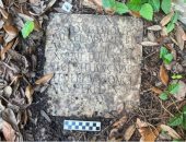 العثور على شاهد قبر رومانى عمره 1900 عام فى حديقة منزل بأمريكا