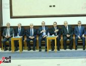 المهندس إبراهيم محلب يتلقى واجب العزاء في شقيقته بمسجد المشير