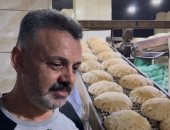 45 عاما بين العجين والنار.. حكاية عم محمود الفران صاحب الابتسامة وجبر الخواطر.. تعلم المهنة منذ نعومة أظافره وينتج خبزا تتخطى جودة السياحى.. ويستقبل الجميع بود وحب ويقدم لهم الإفطار مع بداية الإنتاج صباحا.. صور