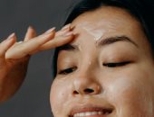 4 وصفات طبيعية لتقشير البشرة.. تنظف الوجه وتحافظ على نعومته