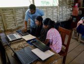 التعليم فوق مياه الفيضان.. القوارب تتحول لفصول دراسية فى بنجلاديش