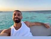 محمد صلاح يستجم على البحر بعد التأهل لكأس العالم.. صور