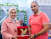 ياسر لبيب يهدى درع الأهلى لجهة "الدار البيضاء سطات" على هامش بطولة أفريقيا لليد