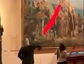 نشطاء المناخ يشوهون لوحة كريستوفر كولومبوس فى ذكرى وصوله إلى الأمريكتين