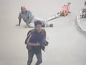 ضبط المتهم بسحل مسن لسرقة هاتفه المحمول في مدينة بدر.. صور