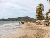 أمواج إيبيزا تجرف قدما بشرية إلى شاطئ سياحى شهير