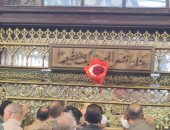 كل الناس دى جايين للسيد البدوى.. ورود على باب الضريح من المريدين والزوار