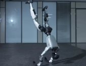روبوت صينى يبهر العالم بحركات كونغ فو مذهلة وقفزات متوازنة.. فيديو