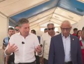 منسق الأمم المتحدة يزور مركز الهلال الأحمر المصرى لتوزيع المساعدات إلى غزة