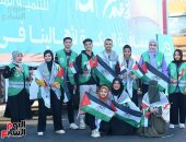 متطوعو التحالف الوطنى يرفعون أعلام مصر وفلسطين خلال انطلاق قافلة دعم غزة