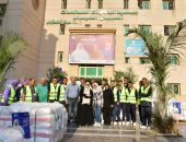 كبار السن ومرضى الزهايمر يشاركون متطوعين فى تجهيز قوافل الإغاثة لدعم غزة