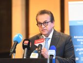 وزير الصحة يتابع الحالة الصحية للطبيب المصاب بطلق نارى طائش بقافلة طبية