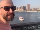 مصرى يهنئ الأسير باسم خندقجي أثناء سيره على ضفاف النيل: مبروك الحرية