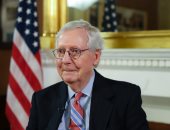 تعثر كبير الجمهوريين بمجلس الشيوخ وسقوطه أرضا خلال سؤال عن الهجرة.. فيديو