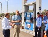 محافظ القليوبية يتفقد محطات تموين السيارات والمواقف بعد رفع أسعار الوقود.. فيديو