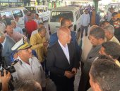 محافظ القاهرة يتفقد موقف عبد المنعم رياض لمتابعة تعريفة الأجرة الجديدة.. صور