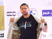 ممثل شاب يدعم فلسطين فى عرض فيلم هابى بيرث داى فى مهرجان الجونة