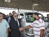 محافظ بورسعيد يحذر السائقين من أى محاولات لاستغلال المواطنين.. صور وفيديو