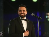 حسام حسنى يغنى لعبد الحليم حافظ فى حفل مهرجان الموسيقى العربية.. صور 