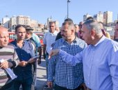 محافظ الإسكندرية يعنف سائقا خالف التسعيرة الجديدة: تسحب الرخصة والسيارة.. فيديو