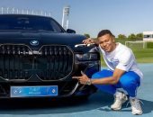 مبابي يحصل على سيارة BMW فاخرة رغم عدم امتلاكه رخصة قيادة.. صور