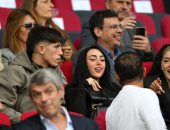 لامين يامال يستعرض أمام صديقته فى ديربى برشلونة ضد جيرونا.. فيديو