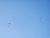 مظلات الباراموتور.. 48 ساعة من البهجة والمتعة من ارتفاع حوالى 1000 قدم فى سماء الأقصر.. سماء مملكة المعابد والمقابر التاريخية تتزين بالمظلات بمشاركة 100 أجنبى من 15 دولة.. والمحافظ يشارك الضيوف الحدث.. صور