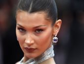 بيلا حديد تثير قلق معجبيها بسبب مشيتها بعرض أزياء فيكتوريا سيكريت