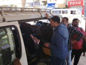 رئيس مدينة العياط يتابع مواقف السرفيس.. ويؤكد: لا تهاون مع مخالفى التعريفة