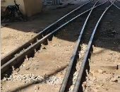 لحظات مرعبة على القضبان الحديدية.. قطار يدهس أم والقدر يُنقذ طفلها "فيديو"